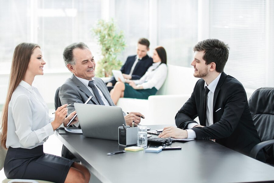 client-talking-with-staff-desk-office-photo-with-copy-space_160672-20115 client-talking-with-staff-desk-office-photo-with-copy-space_160672-20115